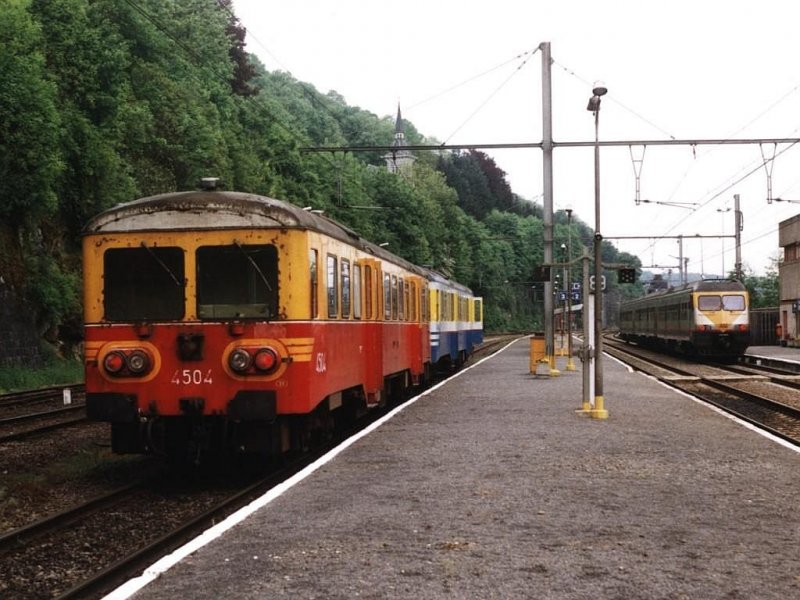 4504 und 4404 mit L 6060 zwischen Dinant und Libramont auf Bahnhof Dinant am 18-5-2001.