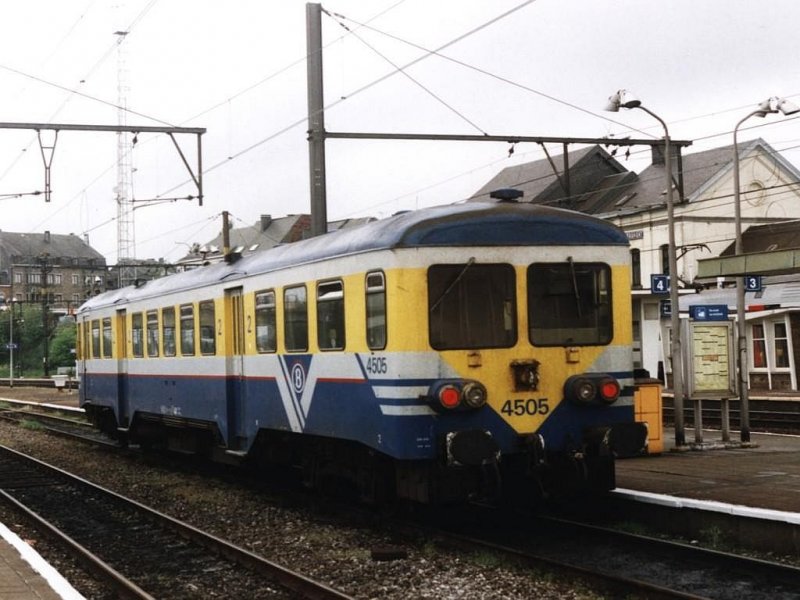 4505 mit L 6086 zwischen Libramont und Dinant auf Bahnhof Libramont am 18-5-2001.