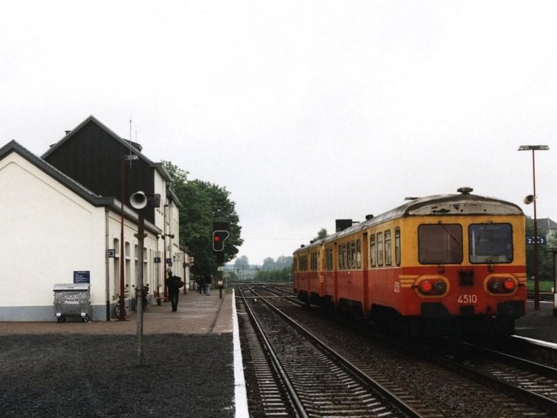 4506 und 4510 mit L 5983 zwischen Virton und Bertrix auf Bahnhof Bertrix am 18-5-2001.