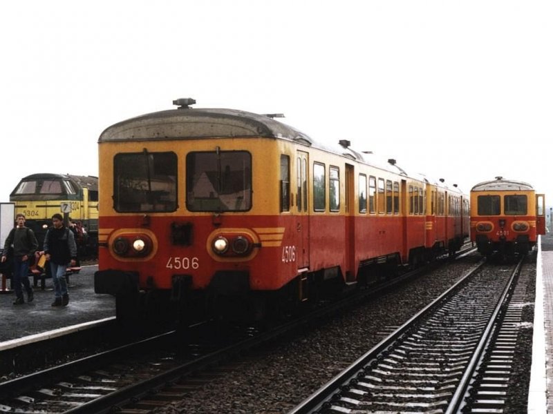 4506 und 4510 mit L 5987 zwischen Virton und Libramont auf Bahnhof Bertrix am 18-5-2001.