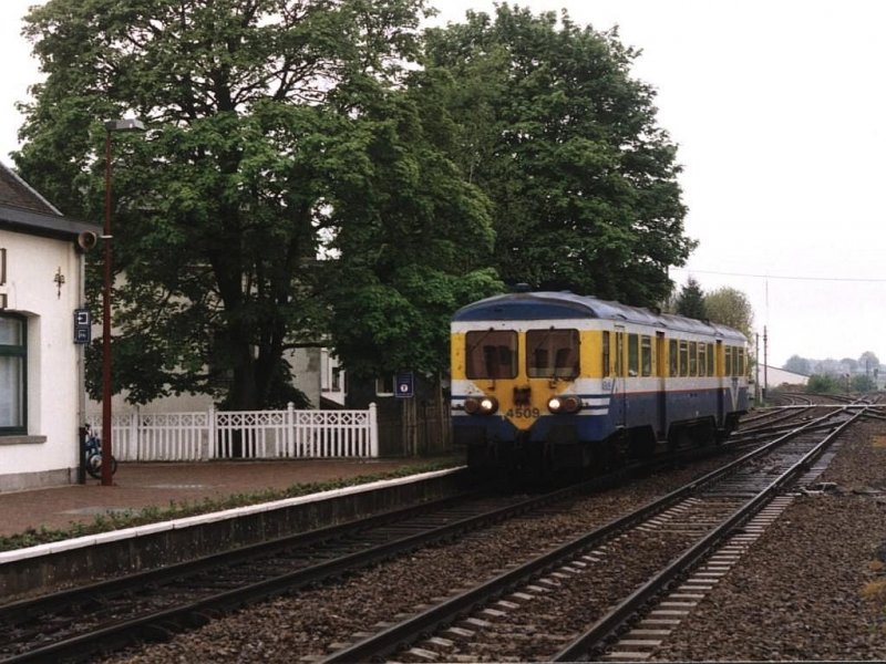 4509 mit L 6084 zwischen Libramont und Dinant auf Bahnhof Bertrix am 18-5-2001.