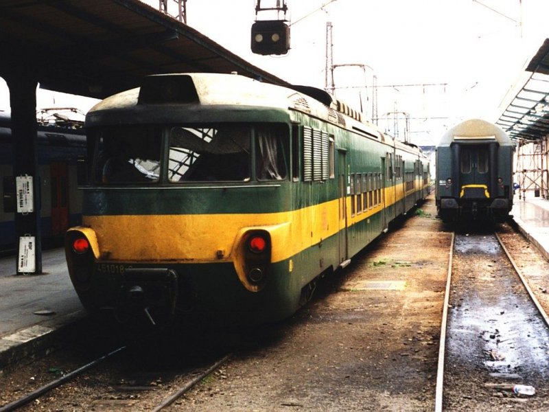 451 018-6/051 067-7/451 017-81 auf Bahnhof Praha-Masarykovo am 8-5-1995. Bild und scan: Date Jan de Vries.