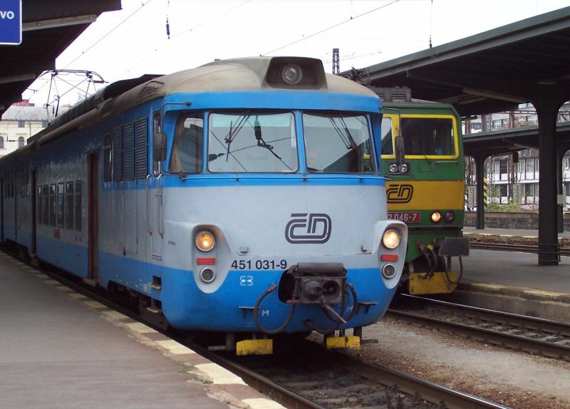 451 031-9 am 15.11.2005 im Bahnhof Praha Masarykovo Nadrazi