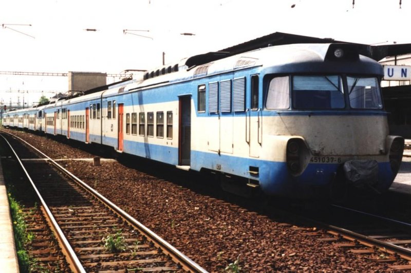 451 037-6/451 032-7 mit Zug Beroun-Praha-Smichov auf Bahnhof Beroun am 7-5-1995. Bild und scan: Date Jan de Vries. 