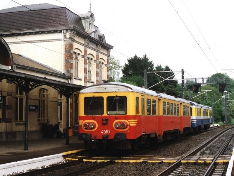 4510 und 4404 mit L 5989 Virton-Libramont auf Bahnhof Virton am 18-5-2001.