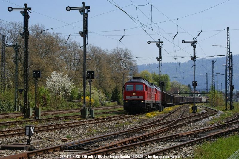 45197 mit 232 413 und 232 330 wartet in Lindau-Reutin auf die Ausfahrt via Verbindungsgleis nach Lindau-Aeschach, wo es danach in steigungsreicher Fahrt dem Allgu entgegen geht.
24.04.09