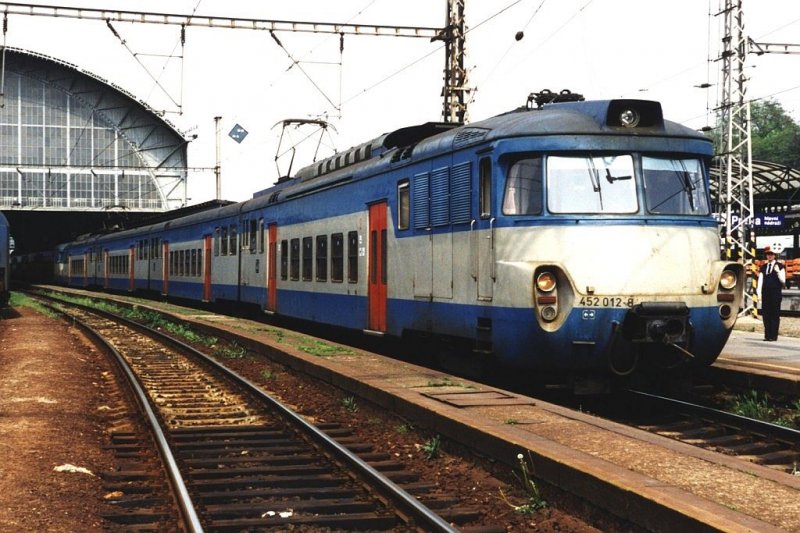 452 012-8/051 022-1/451 018-1 und 451 093-3/051 035-9/451 020-1 mit Zug Praha-Hlavni-Beroun auf Bahnhof Praha-Hlavni am 8-5-1995. Bild und scan: Date Jan de Vries. 