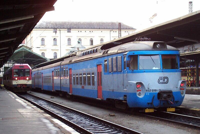 452 019-3 am 17.11.2005 im Bahnhof Praha Masarykovo Nadrazi