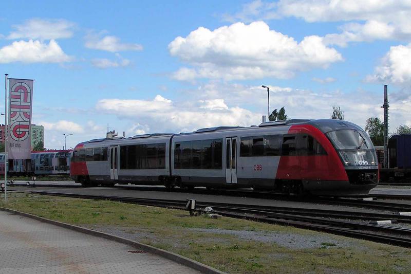 4.5.2004: BB 5022 008-6 steht gerade am Gelnde des Graz-Kflacherbahnhofes der GKB. In den vergangenen Tagen wurden einige Testfahrten unternommen u.a. mit 14 Tonnen Zuladung in Form von Sandscken- mittlerweile wurden die ganzen Mesensoren wieder ausgebaut.