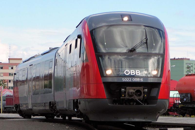 4.5.2005: BB 5022 008-6 steht gerade am Gelnde des Graz-Kflacherbahnhofes der GKB. In den vergangenen Tagen wurden einige Testfahrten unternommen u.a. mit 14 Tonnen Zuladung in Form von Sandscken- mittlerweile wurden die ganzen Mesensoren wieder ausgebaut.