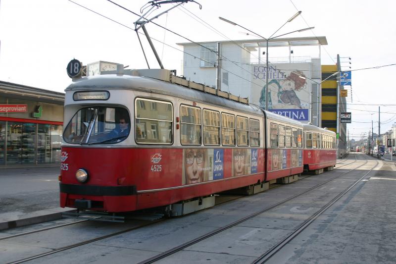 4525 der Linie 18 vor dem Wiener Sdbahnhof. (9.2.2006)