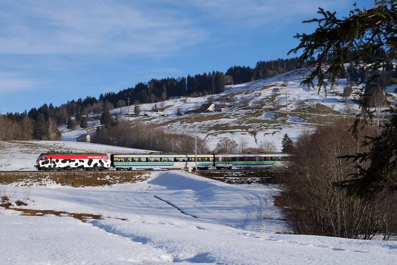 456 094 der SOB mit IR 2425 bei Biberbrugg (10.01.2008)