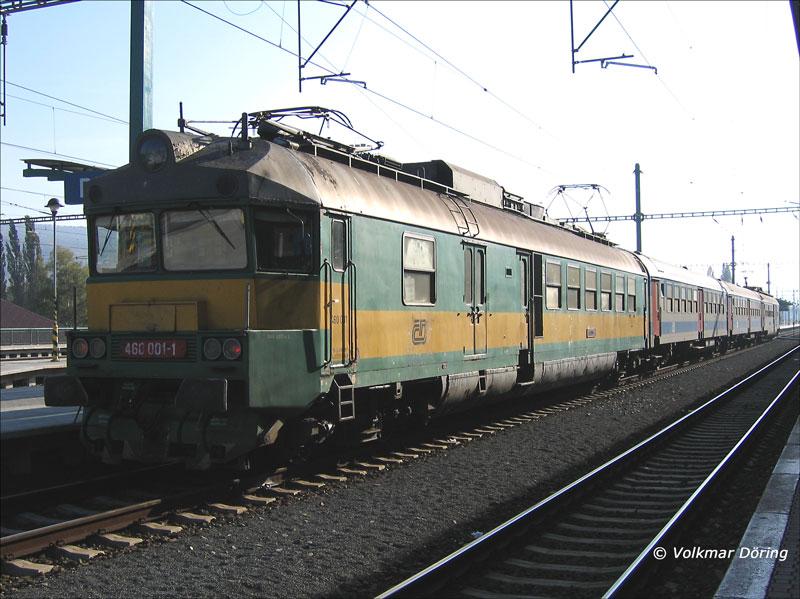 460 001, das Urgestein dieser Baureihe in alter Farbgebung, hat die Sandwich-Garnitur von Roudnice n.L. (Raudnitz an der Elbe) nach Decin (Tetschen-Bodenbach) gebracht. Am anderen Ende des Zuges luft 460 085 in Farbgebung blau - 19.10.2005
