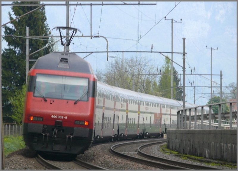 460 002-9 schiebt den IC573 zwischen Murg und Unterterzen Richtung Chur. (22.04.2009)