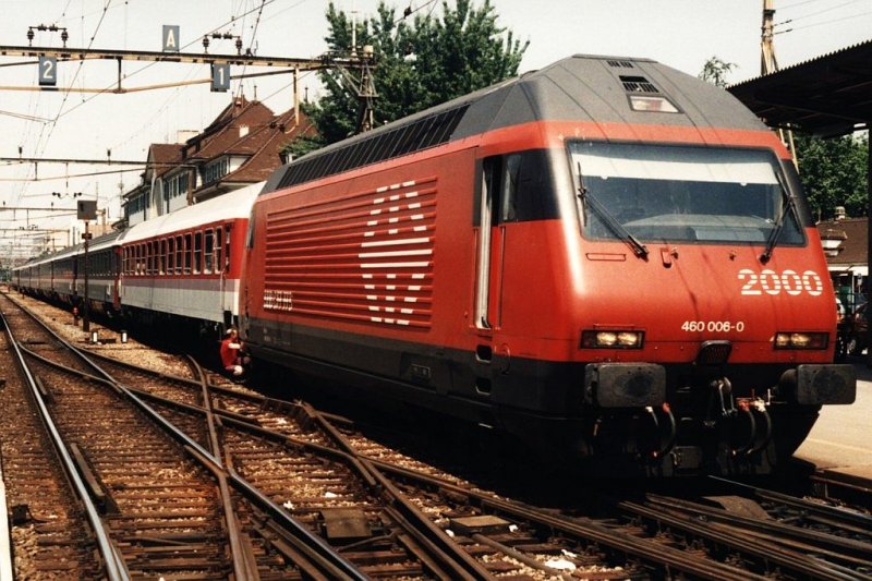 460 006-0 mit EC Wiesbaden-Matterhorn auf Bahnhof Thun am 21-07-1995. Bild und scan: Date Jan de Vries.