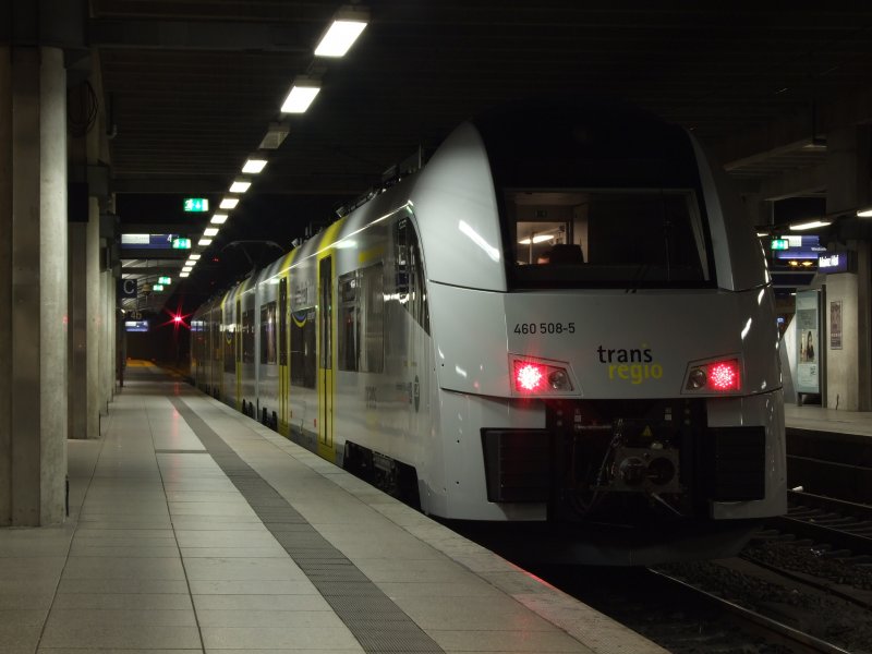 460 008 steht am Abend des 24.10.2008 wegen Ausbildungsfahrten im Bahnhof Mainz Hbf
