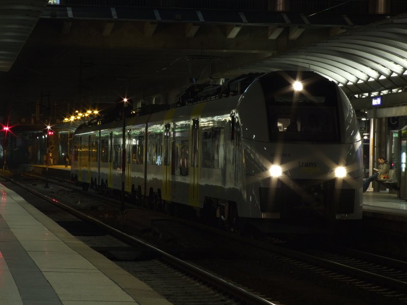 460 008 wartet mit seiner Ausbildungsgruppe am Abend des 24.10.2008 in Mainz Hbf auf seine Ausfahrt nach Bingen Hbf
