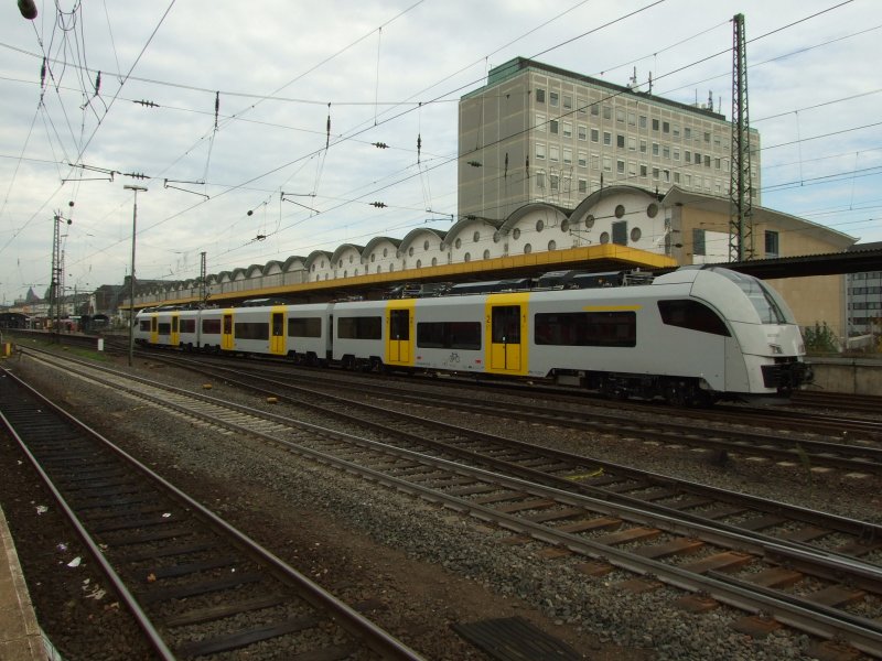 460 009-4/460 509-3 f�hrt gerade auf Gl.2S�d ein.Der Triebzug hatte vorher auf Gl.1 gestanden.Musste aber wegen des RE aus Frankfurt das Gleis verlassen und ist dann auf Gl.2 zur�ckgekehrt.Koblenz 24.10.08 
