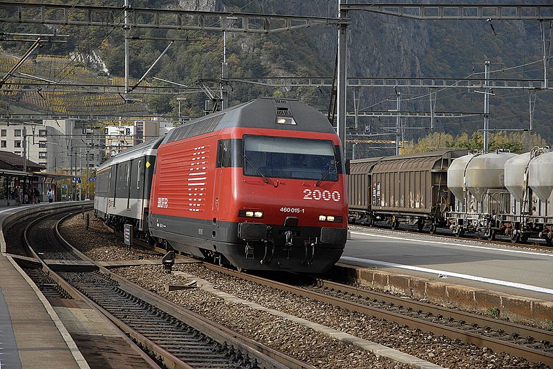 460 015 hat den Bhf von Martigny erreicht. 27.10.2006