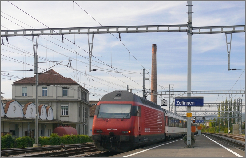 460 025-0 schiebt einen IR nach Genve Aroport aus dem Bahnhof Zofingen, von wo er via die sogenannte Kriegsschlaufe ber Rothrist auf die Neubaustrecke nach Bern gelangt. (03.10.2009)