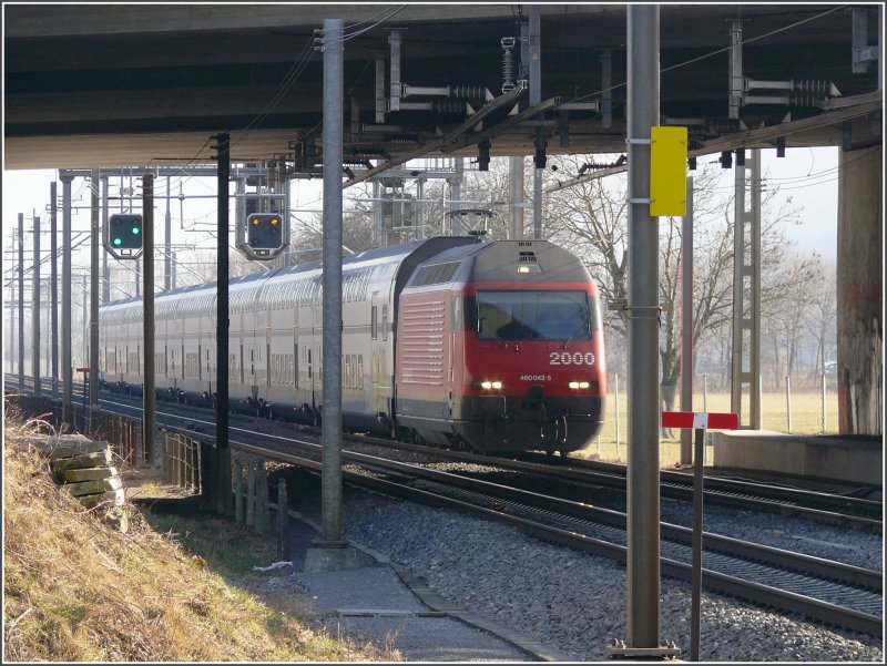 460 042-4 hat soeben die Einfahrsignalbrcke passiert und fhrt jetzt unter der A3 hindurch Richtung Bahnhof Sargans. Unter der Autobahnbrcke sind feste Stromschienen montiert. (29.01.2008)