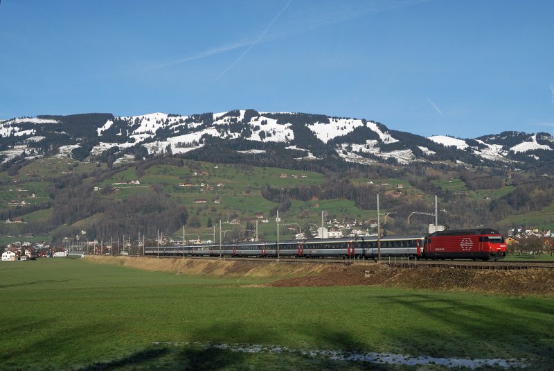 460 042 mit EC 111 vor Schwyz (10.01.2008)