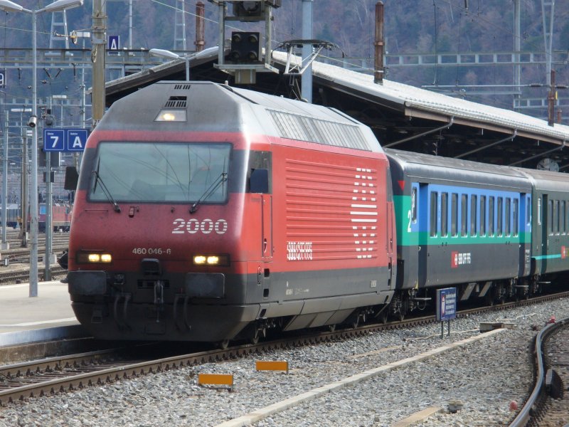 460 046-6 mit Personenzug im Bahnhof von Brig am 10.03.2007