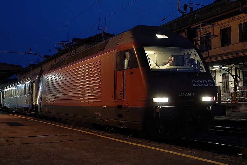 460 055bernimmt einen Nachtzug in Richtung Schweiz. Domodossola (I) 09.05.2008