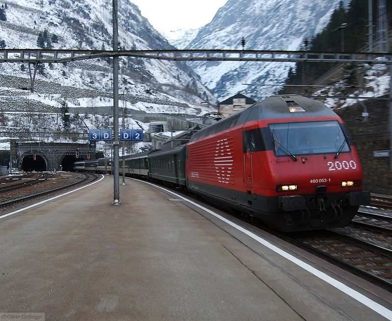 460 063-1 hat hier einen ganz bunten Hund am Haken. Die noch vorhandene Vielfalt entwindet sich gerade dem langen Gotthardtunnel... (Gschenen, 08. Mrz 2008)