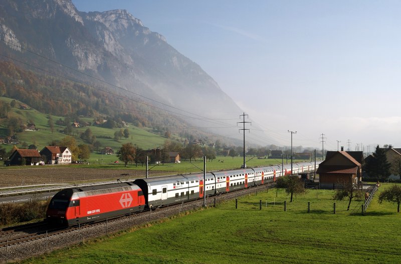 460 064 mit IC 574 bei Flums (01.11.2007)