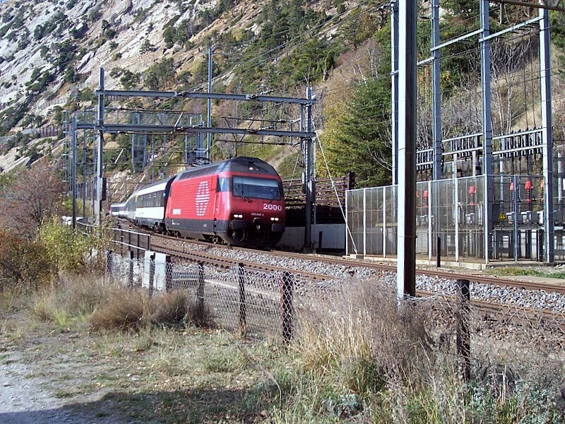 460 067-2 mit IC von Spiez nach Brig am 08.11.2006 bei der Rarnerkumme.