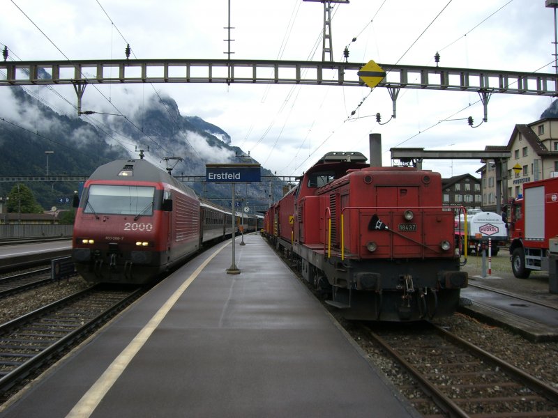 460 098 neben der 18437 in Erstfeld. (16.08.2007)