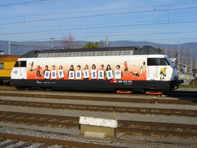460 101-9 Werbelok   HOP SUISSE   einseitg auf Hilfsdrehgestell im Bahnhofsareal von Yverdon am  31.12.2006