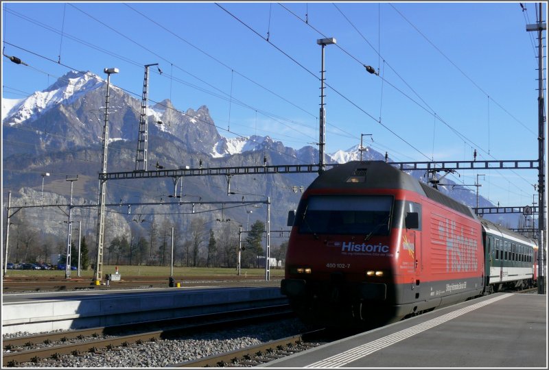 460 102-7 Historic fhrt mit einem IR in Sargans ein. Die Berge von links nach rechts sind Falknis, Hinter- und Vordergrauspitz, Vilan und im Vodergrund der Fscherberg. (29.01.2008)