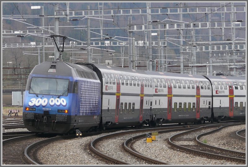 460 106-8  300'000 Generalabonenten  schiebt einen Interregio aus dem Bahnhof Brugg AG Richtung Basel SBB. (18.03.2008)