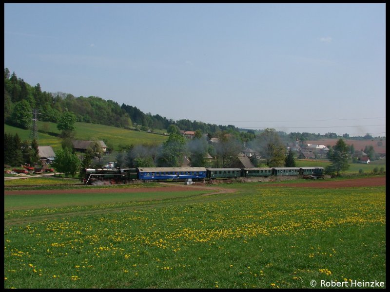 464.202 mit Zvl.Os 39314 von Olomouc ber Pardubice, Jaromer, Stara Paka bis Liberec, Ausfahrt aus dem Haltepunkt Levinska Olesnice am 01.05.2009