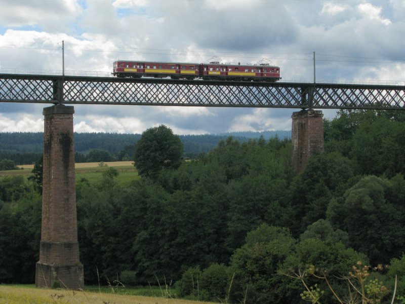 465 005-7 + 865 611-7 im Planeinsatz an Ferienwochenenden zwischen Eutingen und Freudenstadt, hier auf dem Viadukt bei Dornstetten am 09.08.2008