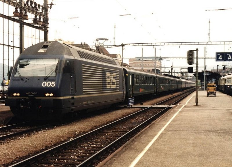 465 005-7 (BLS) mit IC Brig-Basel SBB auf Bahnhof Spiez am 27-07-95. Bild und scan: Date Jan de Vries.