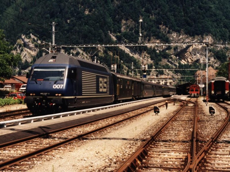 465 007-3 der BLS mit IC Interlaken-Ost-Bern auf Bahnhof Interlaken-West am 18-07-1995. Bild und scan: Date Jan de Vries.