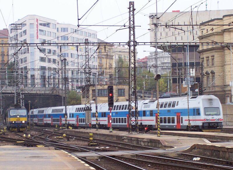 471 002 und 471 001 verlt am 15.11.2005 den Bahnhof Praha Hlavni Nadrazi nach Beroun, die Zge fahren auf dieser Linie im 30- bzw. 60-Minuten-Takt. Auer diesen beiden Doppelstock-Einheiten fahren auf dieser Linie Triebzge der BR 451.