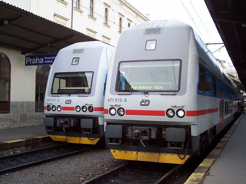471 015 (Motorwagen) nach Pardubice und 971 011 (Steuerwagen) nach Cesky Brod am 15.11.2005 im Bahnhof Praha Masarykovo Nadrazi, die dreiteiligen Doppelstock-Triebz�ge bestehen aus dem Motorwagen mit Stromabnehmer BR 471, Zwischenwagen BR 071 und Steuerwagen BR971. 471 015 hat als einziger Wagen keine getrennten Schlu�lichtleuchten, er hat auch die h�chste Serien-Nummer.