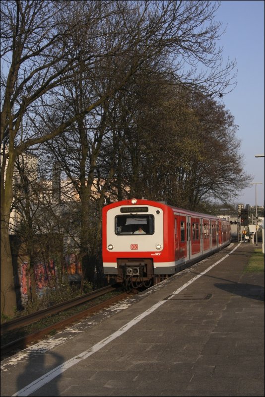 472 030 (2030) erreicht als  Halbzug  S21 nach Elbgaustra�e die Station Holstenstra�e. (11.04.2009)