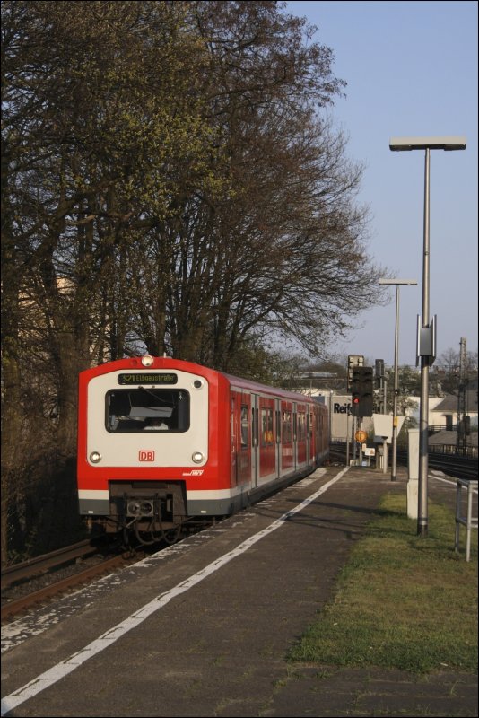 472 054 erreicht auf der Fahrt nach Elbgaustrae die Station Holstenstrae. (11.04.2009)
