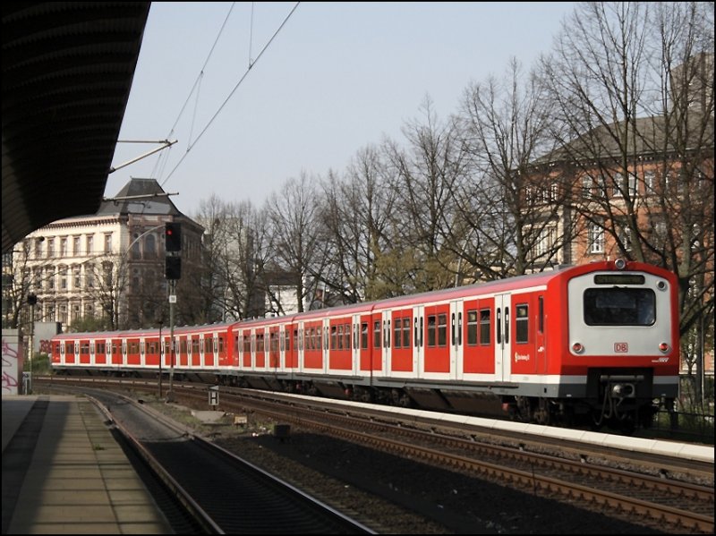 472 538/038 und 472 528/028 verlassen Dammtor als S21 nach Elbgaustra�e.

