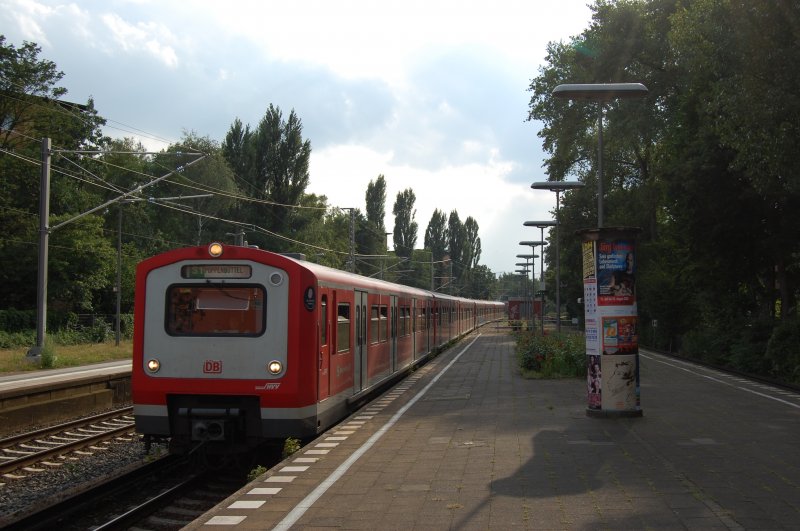 472 xxx im Bahnhof Hasselbrook auf dem Weg nach Poppenbttel - 03.08.2008