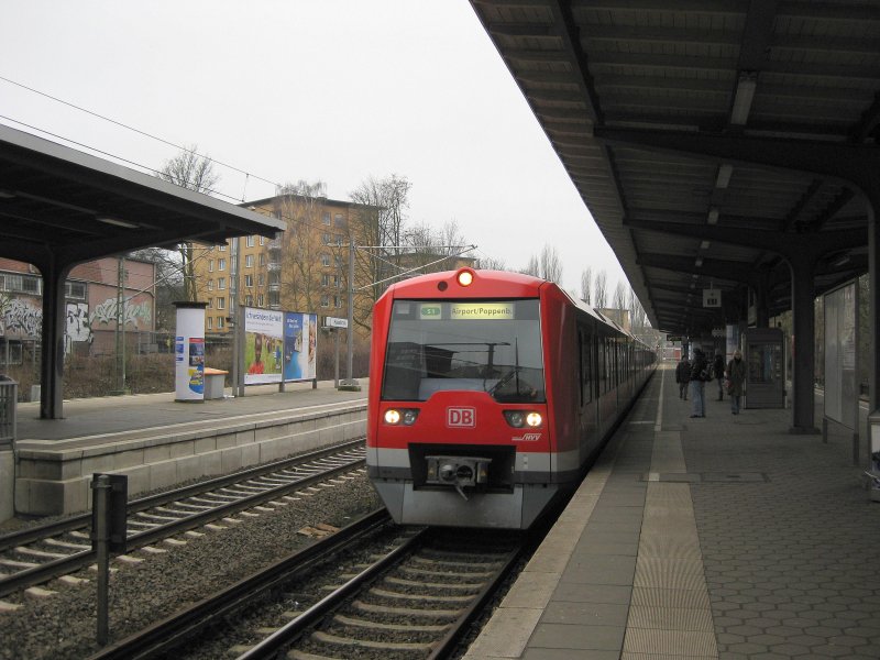 474 014-8 und ein weiterer 474 der S-Bahn Hamburg fahren am 21.02.09 als S 1 nach Airport / Poppenbttel in Hamburg-Hasselbrock ein.