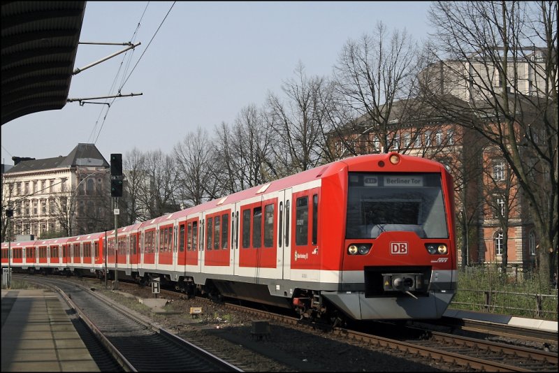 474 035 (4035) und 474 025 (4025) erreichen als S31 nach Berliner Tor den Bahnhof Dammtor. (11.04.2009)