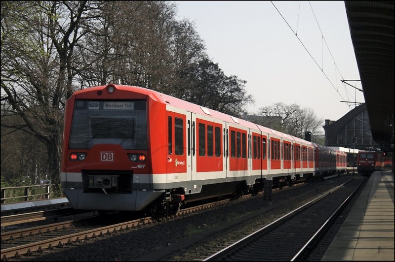 474 035 (4035) und 474 025 (4025) erreichen als S31 nach Berliner Tor den Bahnhof Dammtor. (11.04.2009)


