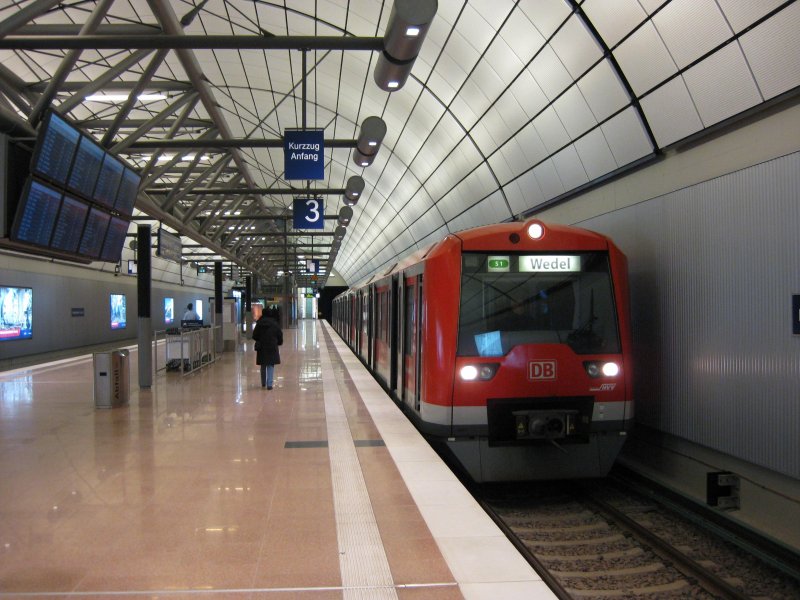 474 041-1 steht am 21.02.09 als S 1 nach Hamburg-Wedel im fast leergefegten Bahnhof Hamburg Airport (Flughafen).