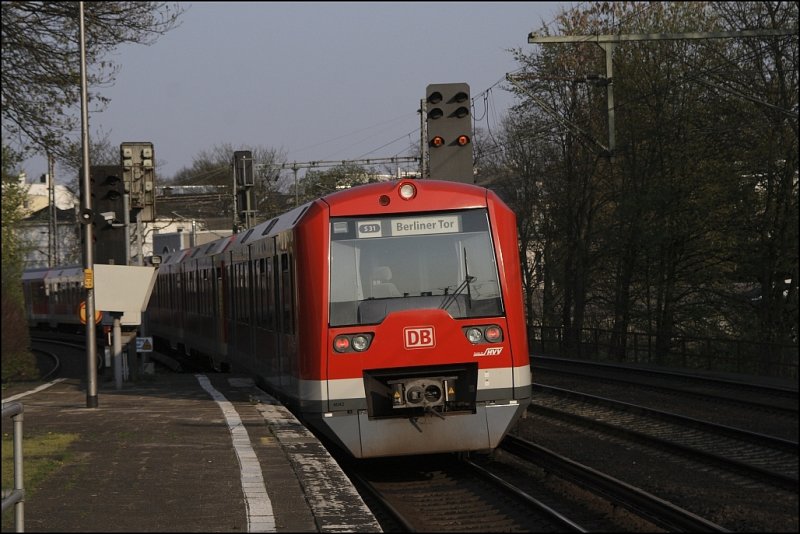 474 042 (4042) und ein weiterer 474er verlassen als S31 nach Berliner Tor die Station Holstenstrae. (11.04.2009)
